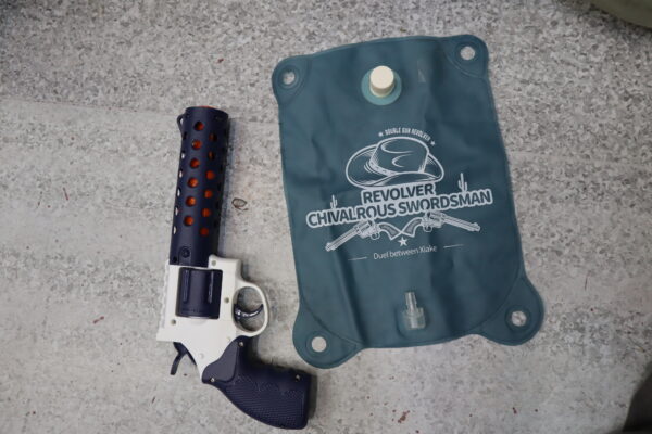 Single Gun Revolver Electric Water Gun with Water Bag
