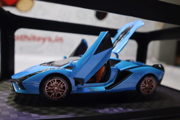 Metal Die-Cast 1:24 Car Model – Blue Color with Openable Doors